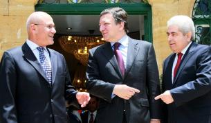 Жозе Барозу, заедно с президента на Република Кипър Димитрис Христофиас (вляво) и лидера на кипърските турци Мехмет Али Талят