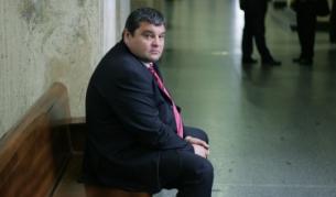 Фидел Беев чака пред съдебната зала