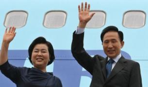 Южнокорейският президент И Мюн-бак със съпругата си