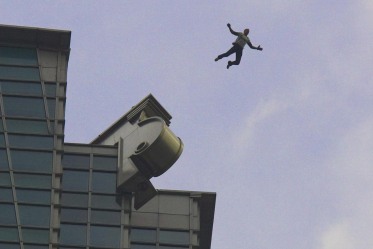 Кризата стимулира самоубийци, намалява катастрофи