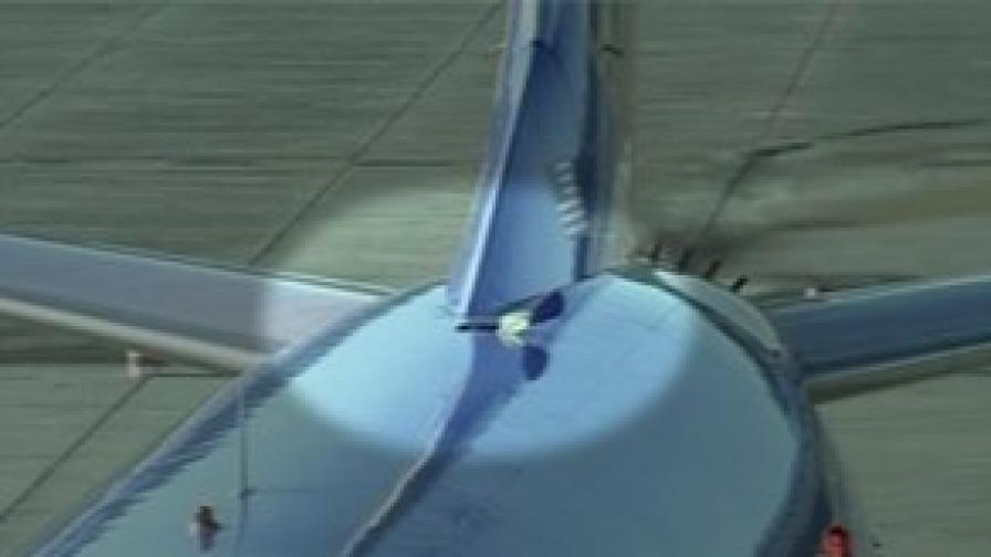 Самолет кацна аварийно в САЩ с дупка в корпуса