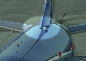 Самолет кацна аварийно в САЩ с дупка в корпуса