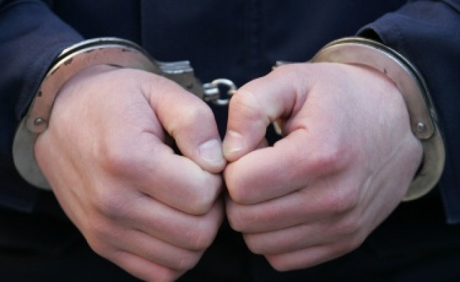 Арестуваха полицай за изнудване