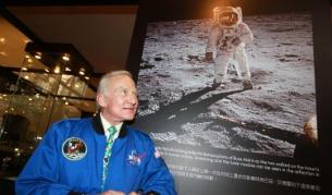 Астронавтът Бъз Олдрин позира пред снимката си на лунната повърхност, направена от колегата му Нийл Армстронг