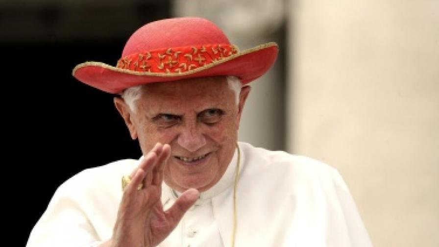 Папата в болница със счупена китка 