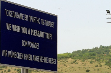 На границата "глобяват" туристи за свински грип