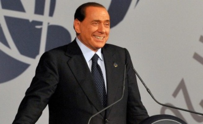 Имало още хиляди снимки от вилата на Берлускони