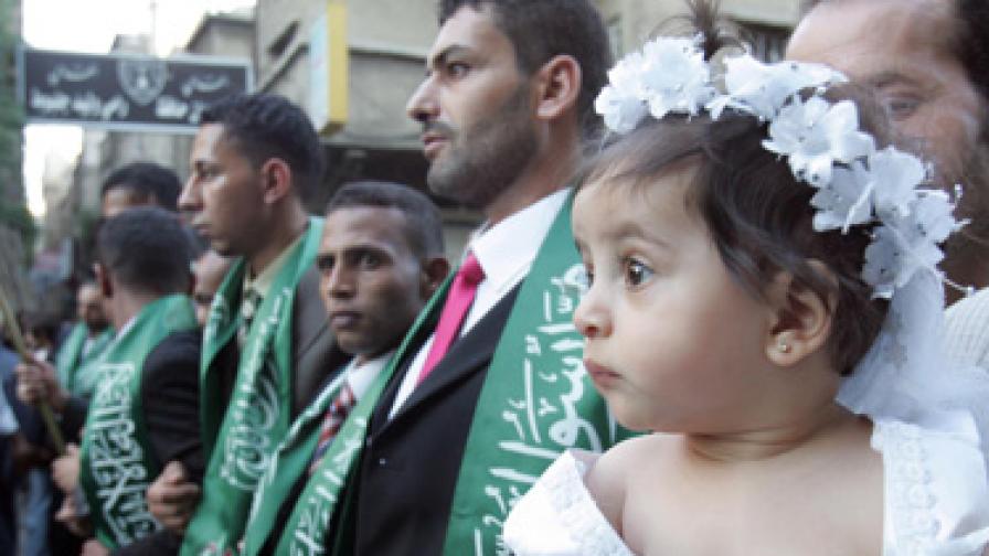 Хамас ожени 382 палестински двойки