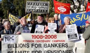 Британски пенсионери протестират срещу политиката на местното правителство по време на икономическата криза