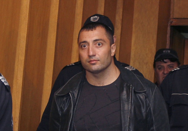 При престрелка в района на дискотека "Айсберг" в "Слънчев бряг" са ранени двама души - Димитър Желязков и негов бодигард. Има загинал. Това е станало преди 21:00 часа.