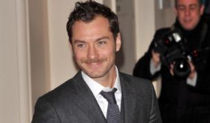 Джъд Лоу с мустаците на д-р Уотсън