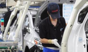 Работник на "Тойота" сглобява екземпляр от моделя "Приус"