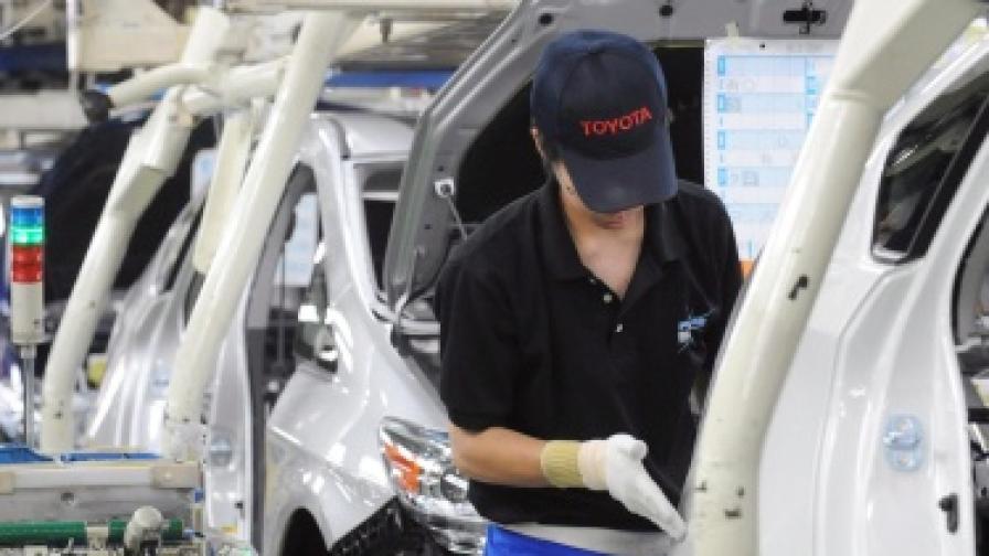 Работник на "Тойота" сглобява екземпляр от моделя "Приус"