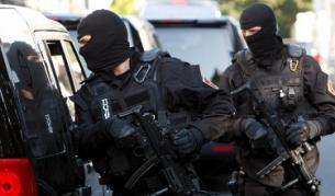 Служители на сръбските спецчасти проверяват кола преди ареста на Сретен Йосич на 27 април