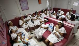 Световната здравна организация полага усилия да образова жените в целия свят за ползите за детето от кърменето