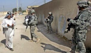 Иракчанин минава край американски патрул в Кербала