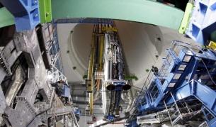 Последният елемнт на колайдер, тежащ 100 т, се спуска в пещерата край Женева