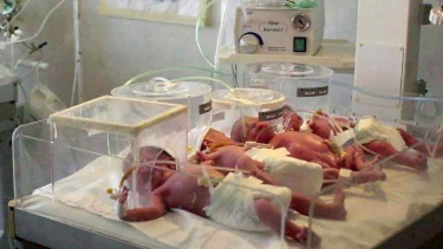 Бебета настанени в родилното отделение на болница, за да наддадат необходимото тегло