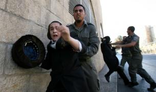 Израелски полицаи арестуват протестиращи ортодоксални евреи в Ерусалим