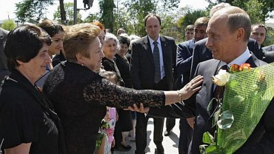 Путин се ръкува с местни хора в Сухуми, където живеят много етнически руснаци