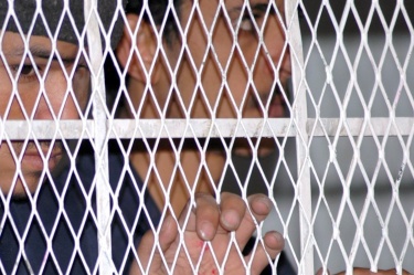 Пижами от хартия за френските затворници