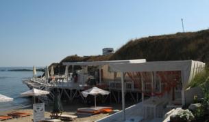 Разрушават незаконни постройки на плажа в Лозенец