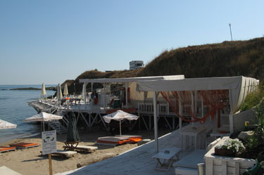 Разрушават незаконни постройки на плажа в Лозенец