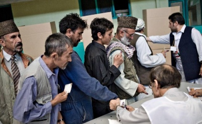 Афганистан гласува въпреки сраженията