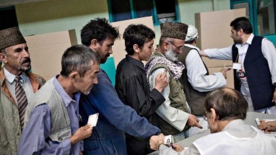 Афганистан гласува въпреки сраженията