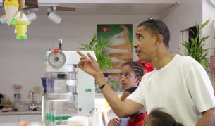 Обама и дъщери по време на ваканция на Хаваите.