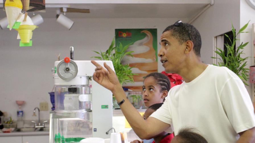 Обама и дъщери по време на ваканция на Хаваите.