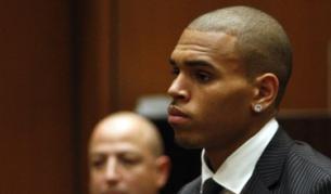 Крис Браун изслушва присъдата си