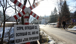 Влак блъсна микробус, шофьорът загина