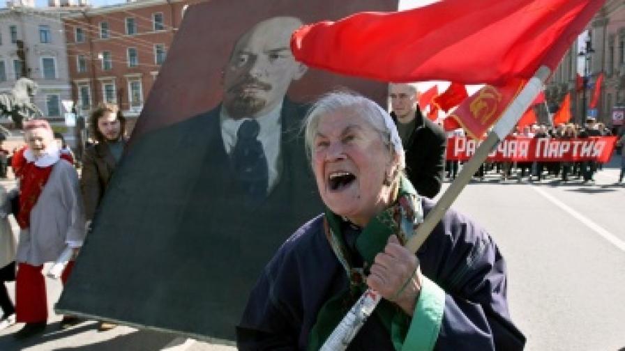 За разлика от тези на снимката, част от възрастните в Русия са доста далеч от комунистическия идеал