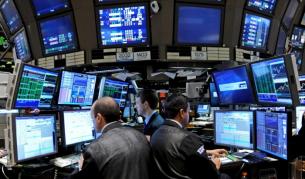 Доларът с рекорден минимум