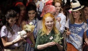 Дизайнерката с манекенките си и жабата в края на ревюто