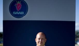 Кристиан фон Кьонигсег пред емблемата на "Сааб"