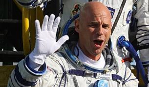 Лалиберте помахва към изпращачите си на космодрума Байконур, преди да се качи на борда на "Союз TMA-16"