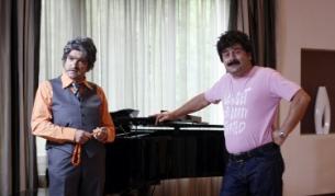 Зуи паша (Зуека) със сина си Рачкур (Рачков) в кадър от "Пълна лудница"