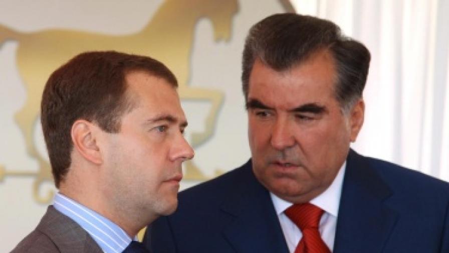 Президентът на Таджикистан Емомали Рахмон с руския си колега Дмитрий Медведев (вляво)