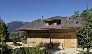 Хижата в курортното селище Гщаад, където режисьорът можело да остане под домашен арест.