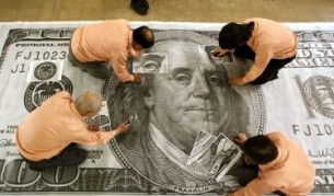 На дневен ред е краят на долара