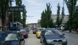 Гол мъж легна в центъра на София, интернет отвърна