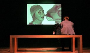 Изабела в ролята на мъжка богомолка, която очаква да бъде изядена от женската