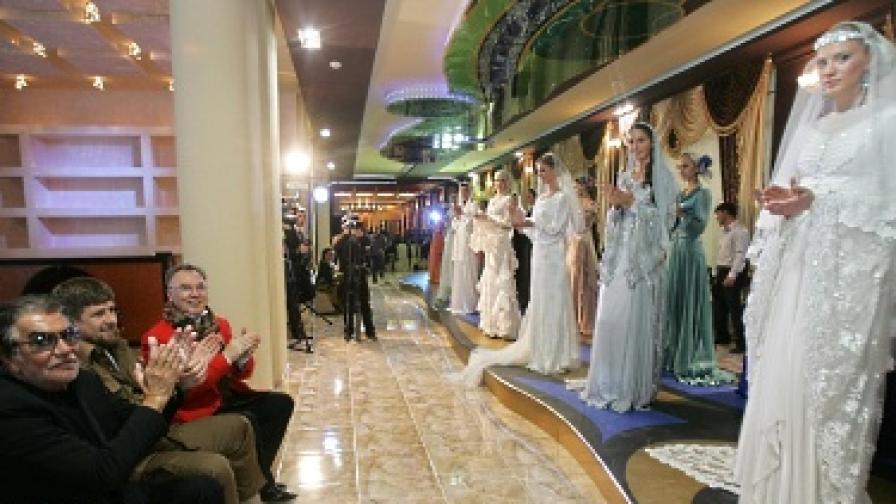 В магазина на двете сестри се предлагат булчински рокли в традиционен чеченски стил