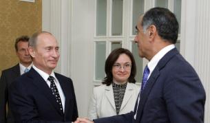 Вл. Путин поздравява Дейвид Бондермън от инвестниционния гигант TPG Capital на икономически форум в Сочи преди месец. В центъра е министър Елвира Набиулина