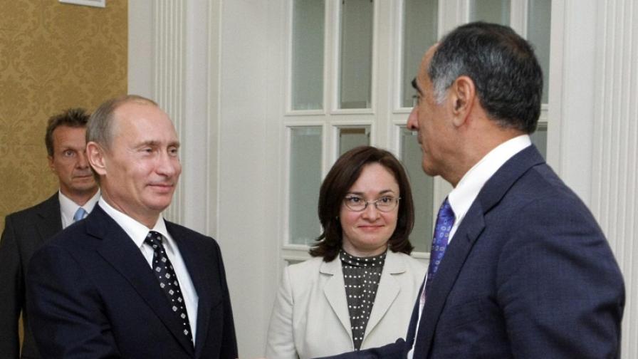 Вл. Путин поздравява Дейвид Бондермън от инвестниционния гигант TPG Capital на икономически форум в Сочи преди месец. В центъра е министър Елвира Набиулина