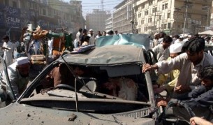 Кола бомба уби десетки в Пакистан