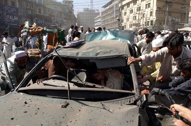 Кола бомба уби десетки в Пакистан