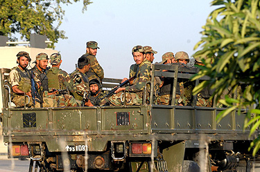 Командоси щурмуваха генщаба на пакистанската армия, за да освободят заложници
